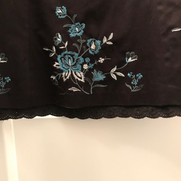 Embroidered Skirt with Peekaboo Lace Hem NWOT - Picture 11 of 11